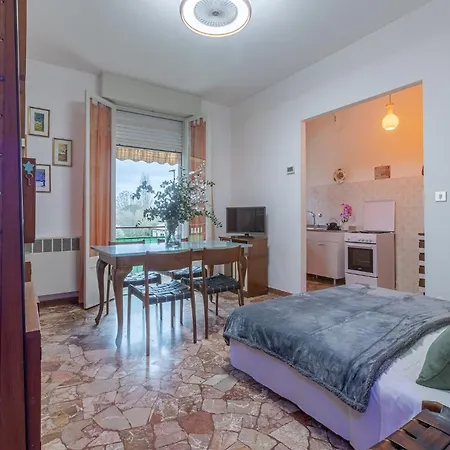 Guesthost - Where The Mountain Meets The *