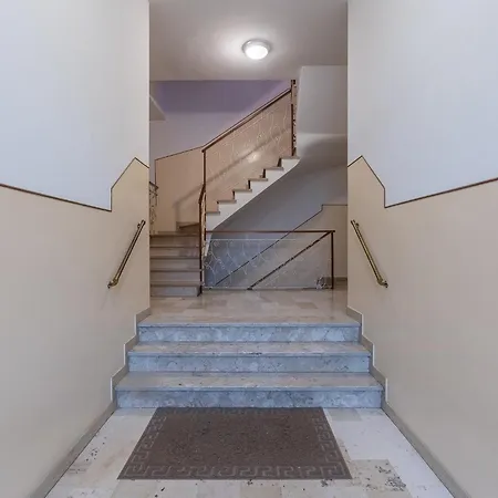 Guesthost - Where The Mountain Meets The Ferrare