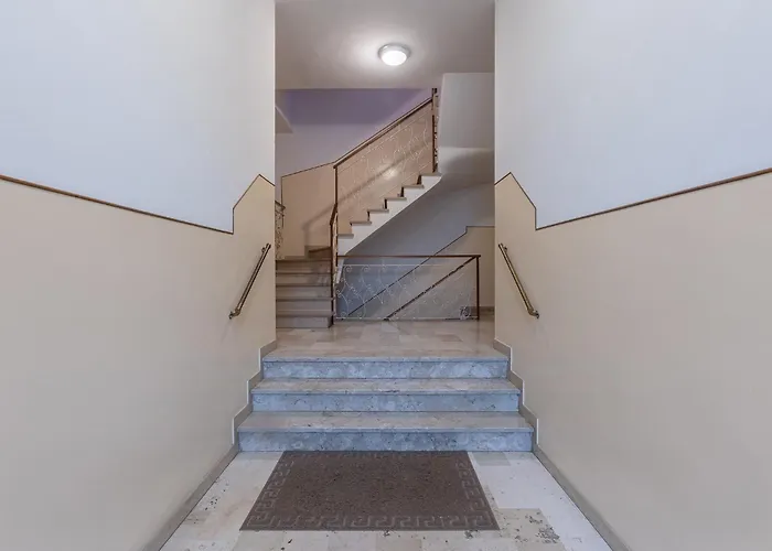 Guesthost - Where The Mountain Meets The Ferrara